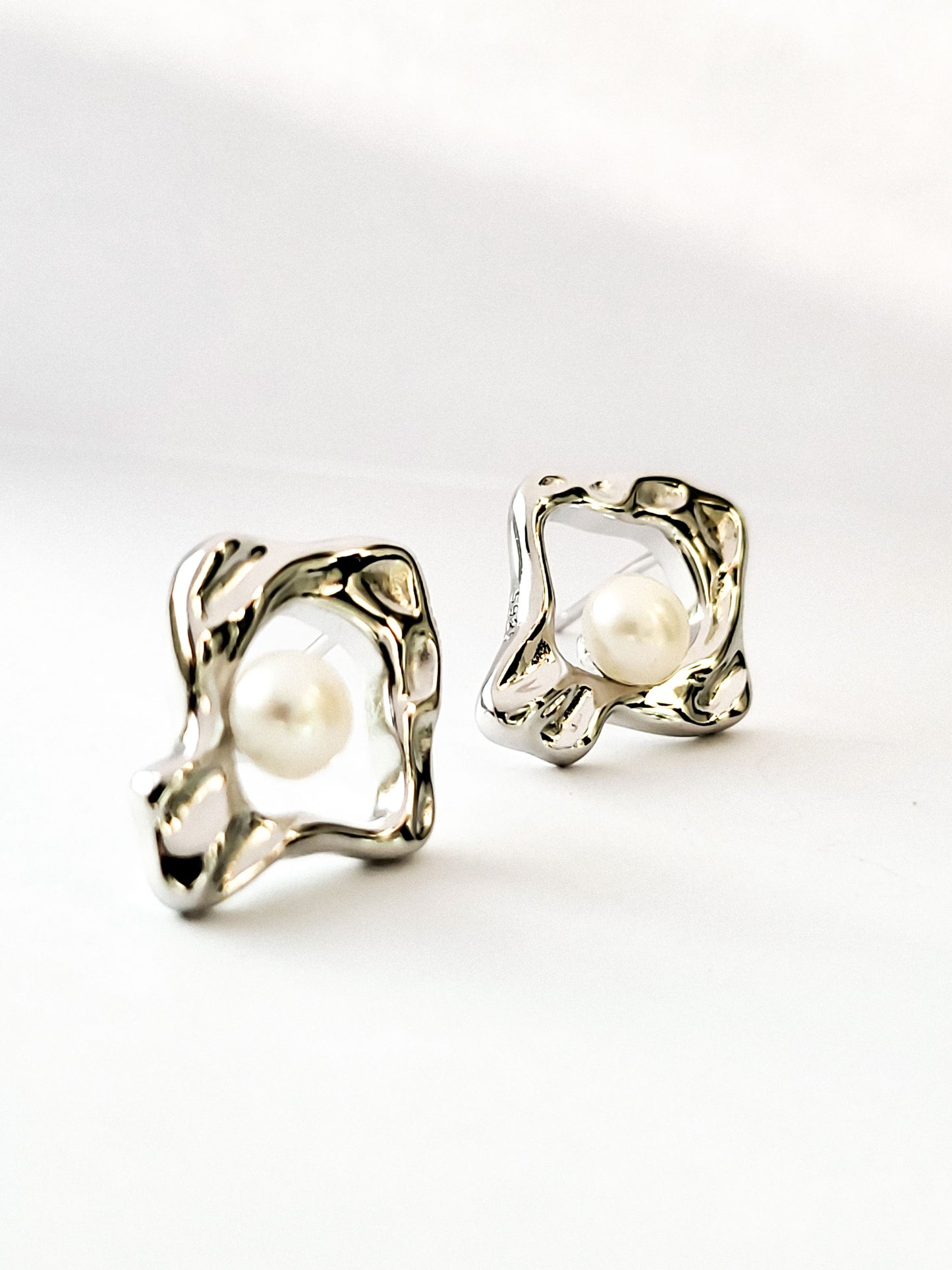 JAMT.B Miro Studs with Freshwater Pearl