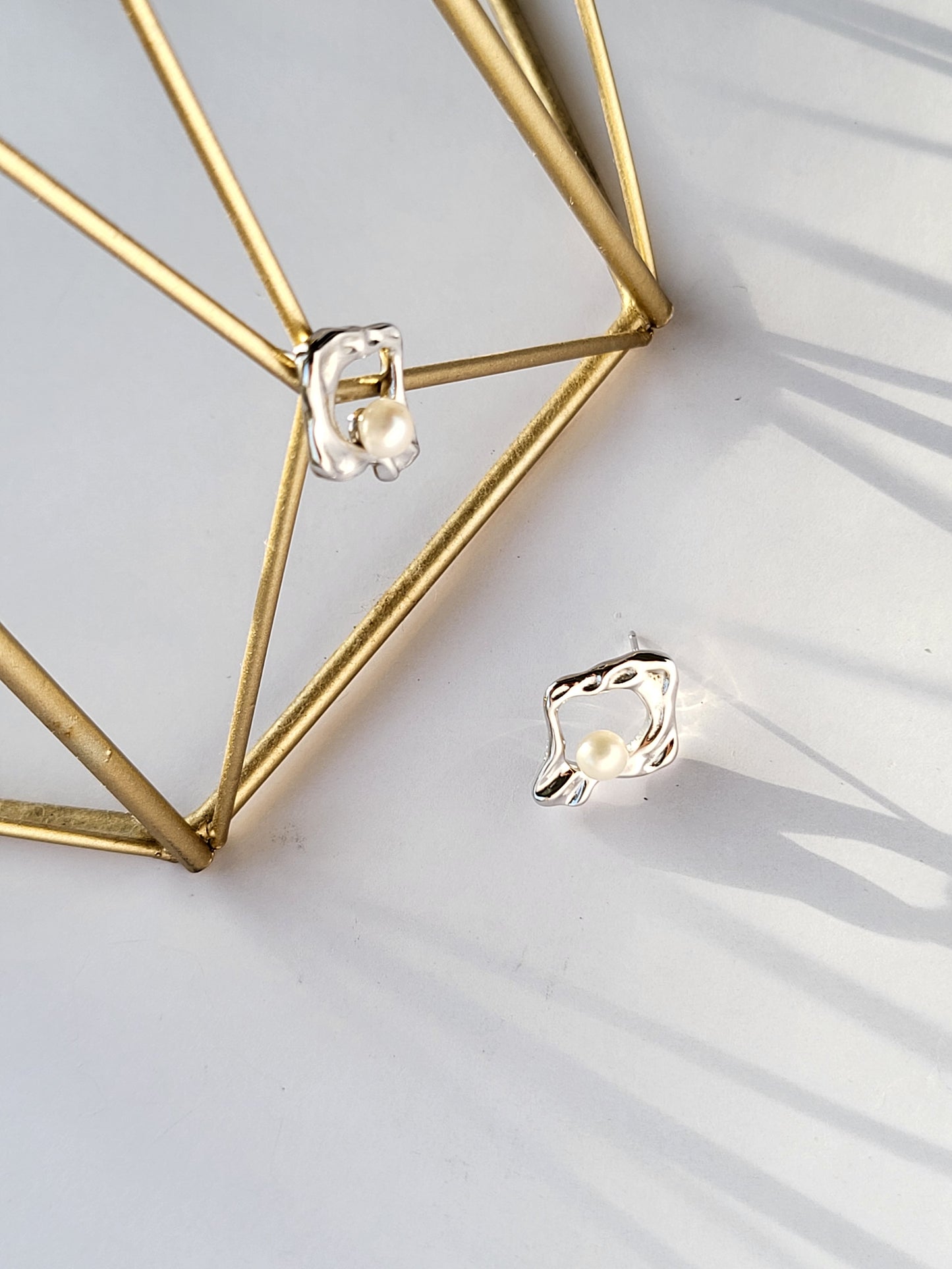 JAMT.B Miro Studs with Freshwater Pearl